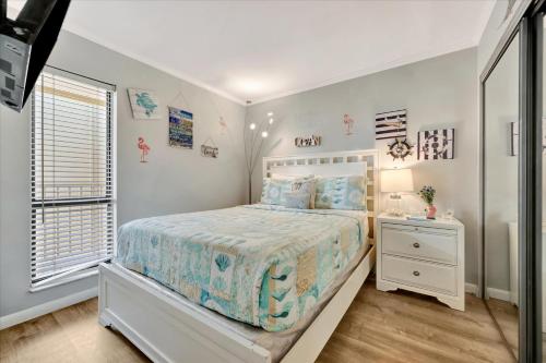 Ένα ή περισσότερα κρεβάτια σε δωμάτιο στο The Flamingo Balcony Waterview Heated Pool