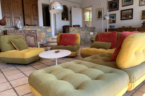 un salon avec des canapés, des chaises et une table dans l'établissement Villa 5 rooms with pool near the sea, à Hyères