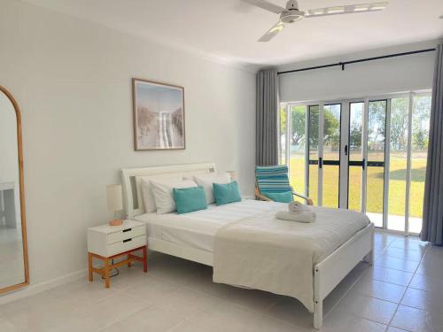 Postel nebo postele na pokoji v ubytování Da White Beachfront House Near Palm Cove