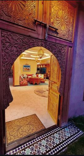 an entrance to a living room with an open door at Dar NFis Suites et chambres de luxe dans un havre de paix vue paradisiaque au bord du lac in Lalla Takerkoust