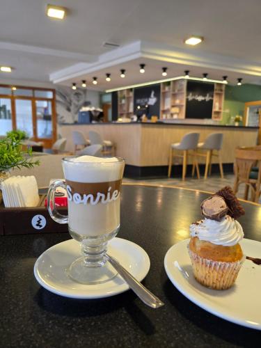 a cupcake and a drink sitting on a table at Hotel Bahía in Puerto San Julian
