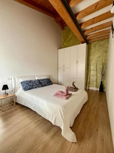 a bedroom with a large white bed in a room at Ca Mantoet - The Green Loft with terrace in Valdobbiadene