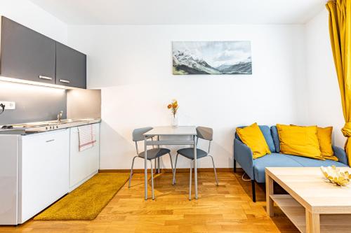 CALM & EASY by JR City Apartments