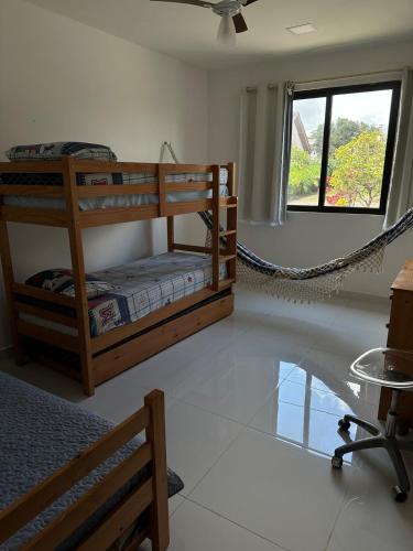 Zimmer mit 2 Etagenbetten und einer Hängematte in der Unterkunft Casa para alugar em Bananeiras in Bananeiras