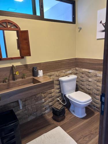 ein Badezimmer mit Toilette, Waschbecken und Spiegel in der Unterkunft Casa para alugar em Bananeiras in Bananeiras
