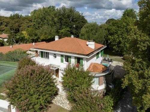an overhead view of a white house with a red roof at Suite 3 Verte - WIFI - Proche gare in Labouheyre