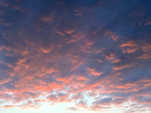 a sky filled with lots of clouds at sunset at Kudhva 4 in Treknow