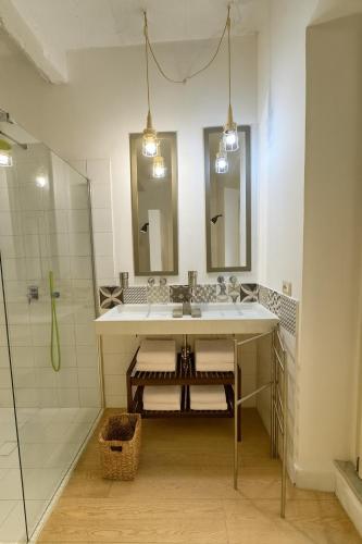 a bathroom with a sink and a shower at Enne29 in Reggio Calabria
