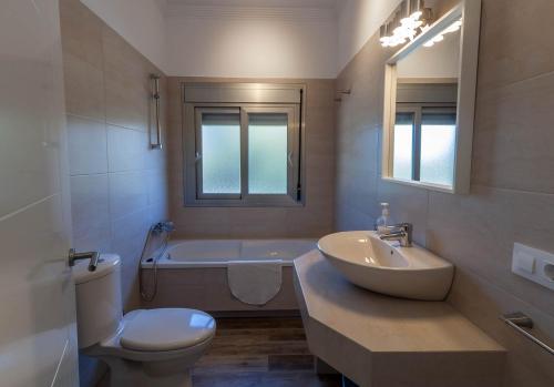 Bilik mandi di Villa 8 by Villamya