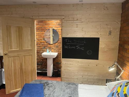 TV a/nebo společenská místnost v ubytování The Shack