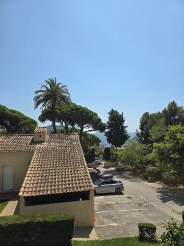 Charming air-conditioned studio with sea view