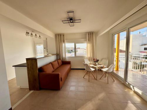 ein Wohnzimmer mit Sofa und Tisch in der Unterkunft The Cozy Coast in Piles