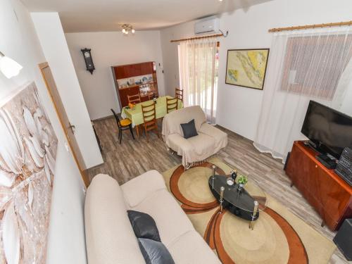 Μια τηλεόραση ή/και κέντρο ψυχαγωγίας στο Holiday Home in Veli Iž near the Sea