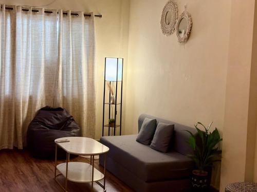 Χώρος καθιστικού στο Navkar Homestay - Ground Floor 2BHK near Mahakal