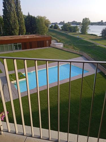 Πισίνα στο ή κοντά στο Apartmany BlueWave Riverside Piešťany