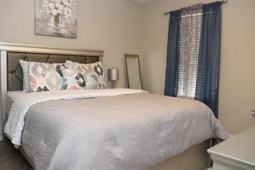 Ένα ή περισσότερα κρεβάτια σε δωμάτιο στο The Easy Access 2Br2bts kingbed apt with 4 beds sleeps 5