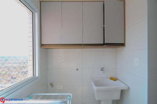 Vila BalneáriaにあるBeira Marの洗面台と窓のある白いバスルーム