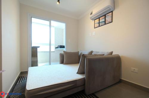 Vila BalneáriaにあるBeira Marの窓のある部屋のベッド