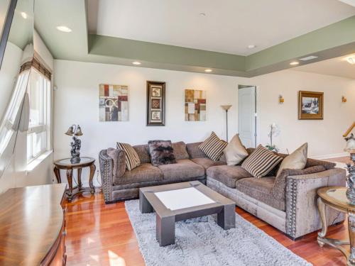a living room with two couches and a table at Charming Mountain Retreat in enjoyable Newbury Park with AC, WiFi in Twi Ii Heliport