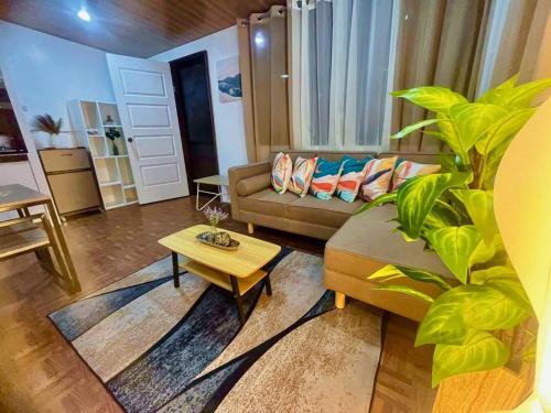 Χώρος καθιστικού στο Bloomstone Urban Chill Cabin