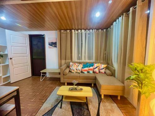 Χώρος καθιστικού στο Bloomstone Urban Chill Cabin