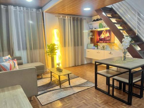 Χώρος καθιστικού στο Bloomstone Urban Chill Cabin