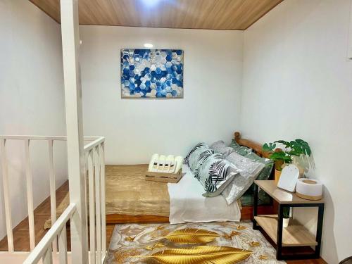 Ένα ή περισσότερα κρεβάτια σε δωμάτιο στο Bloomstone Urban Chill Cabin
