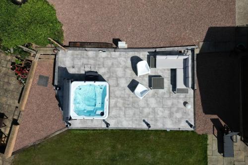 an overhead view of a swimming pool on a roof at Beautiful Danford House & Lodge with Hot Tub in Hartpury