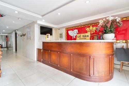 a bar in a waiting room with flowers at Collection O Nam Phuong Hoang Hau Near Lotte Mart in Ho Chi Minh City