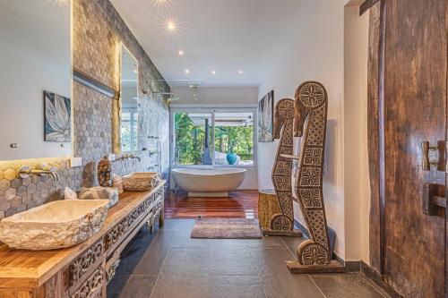 Un baño de Indo-Chic Whale's Tail View