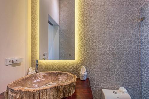 Un baño de Indo-Chic Whale's Tail View