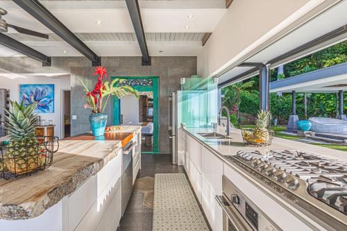 Una cocina o cocineta en Indo-Chic Whale's Tail View