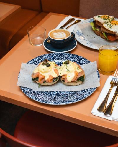 een tafel met twee borden eten en een broodje bij The Hoxton, Amsterdam in Amsterdam