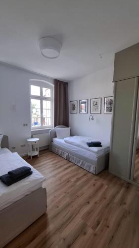 Ένα ή περισσότερα κρεβάτια σε δωμάτιο στο Das Haus zur Rothen Thür 2