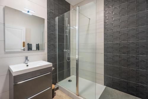 Vannituba majutusasutuses Angoulême, cosy T2 centre ville , TV , WIFI , 4 pers , moderne , parking