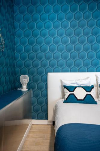 a blue bedroom with a bed and a blue wall at Angoulême, cosy T2 centre ville , TV , WIFI , 4 pers , moderne , parking in Angoulême