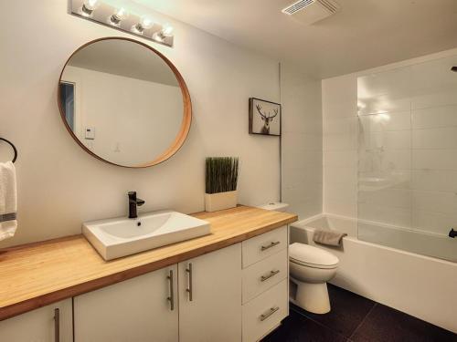 Ένα μπάνιο στο Cozy & Fully-Equipped Apartment in Mont-Tremblant