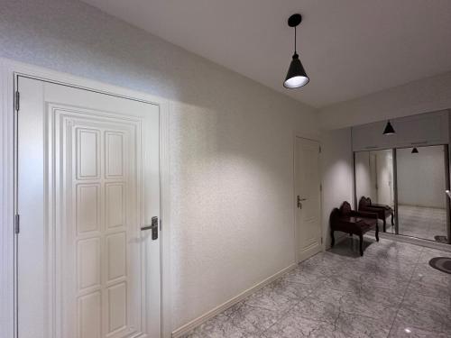 una habitación vacía con una puerta, una silla y una mesa en Luxury Sea View apartment by Bakuapart, en Baku
