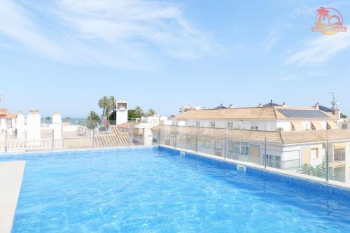 una gran piscina en la parte superior de un edificio en Casa de la Costa - Pintor Clemente, en Santiago de la Ribera