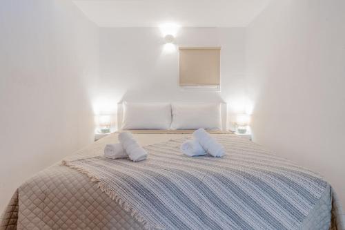 Un dormitorio con una cama con dos almohadas encima. en Earthy House - 1, en Mesariá