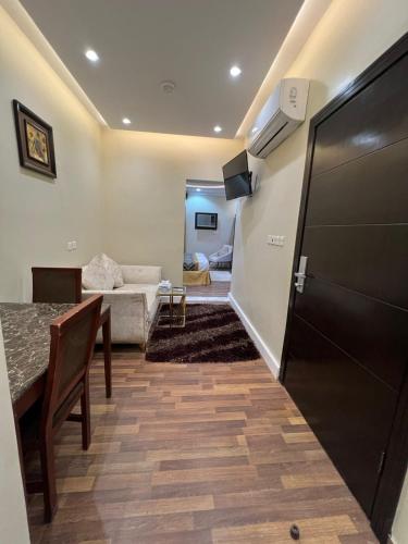 a living room with a table and a couch at الشاطئ الذهبي in Jeddah
