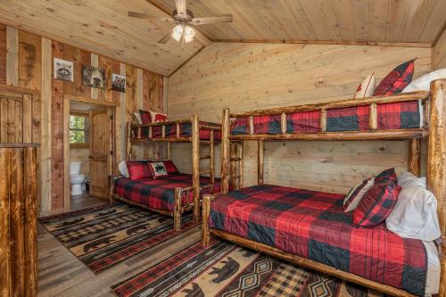 Postel nebo postele na pokoji v ubytování Lux Cabin Mtn Views, Flat Parking, Dog Friendly!