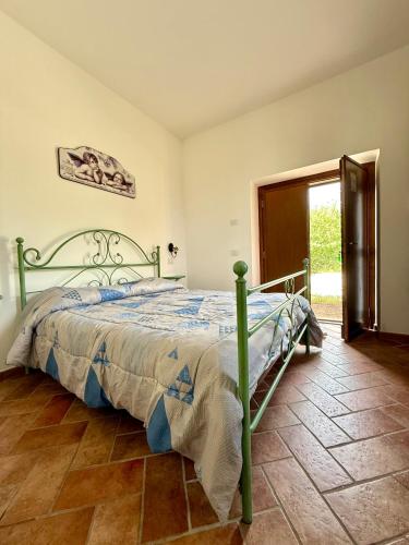 a bedroom with a green bed in a room at Casale Malva in Narni