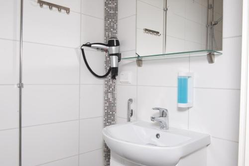 Phòng tắm tại Forenom Aparthotel Raahe