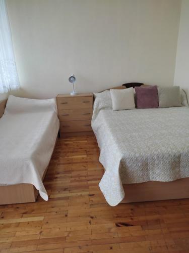Llit o llits en una habitació de Apartamentai Šilingės