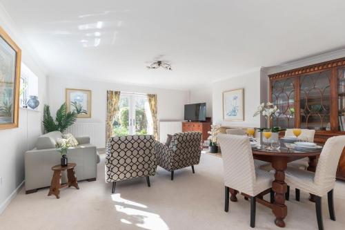 Posezení v ubytování Tranquil Two Bedroom Home on Leckhampton Hill