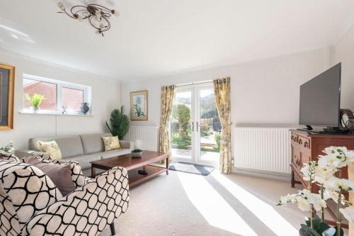 TV a/nebo společenská místnost v ubytování Tranquil Two Bedroom Home on Leckhampton Hill