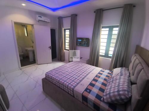 Postel nebo postele na pokoji v ubytování Brand new 2 bedroom terrace duplex apartment