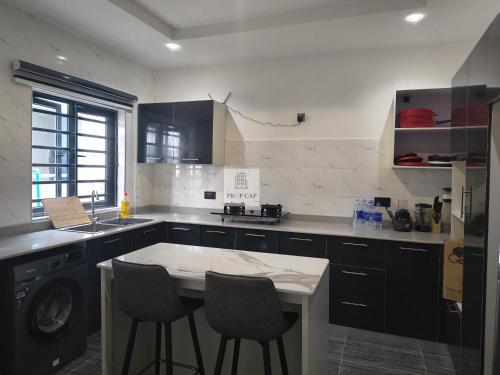 Kuchyň nebo kuchyňský kout v ubytování Brand new 2 bedroom terrace duplex apartment