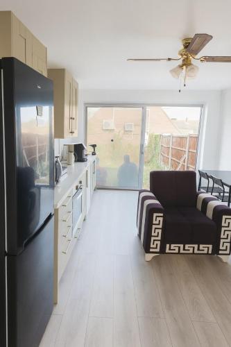 Kuchyň nebo kuchyňský kout v ubytování 3-Bed Bungalow-Garden and Free Parking